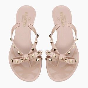VALENTINO RUBBER ROCKSTUD THONG SANDAL | POUDRE
